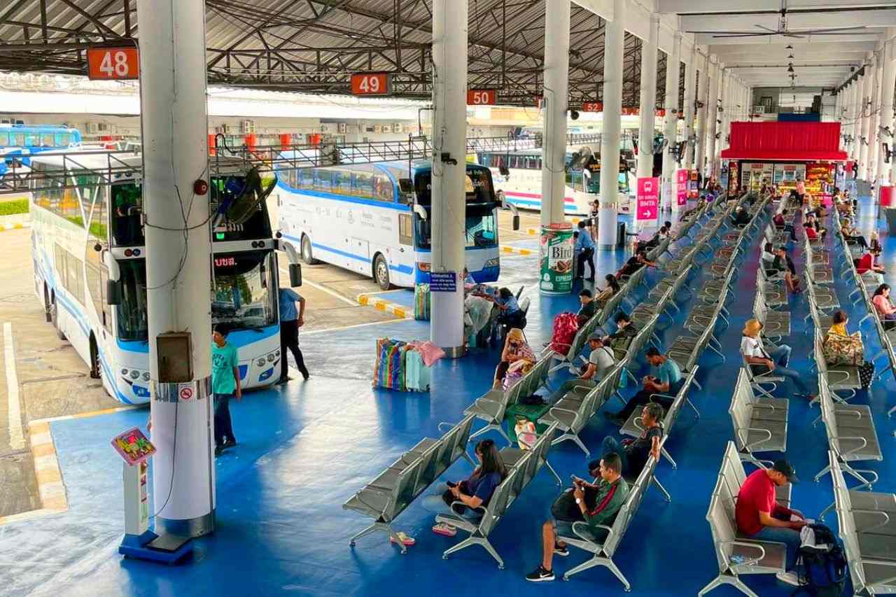 Thaïlande : jusqu’à 70 % d’annulations, l’énergie en hausse frappe le tourisme 6 Gare routière en Thaïlande
