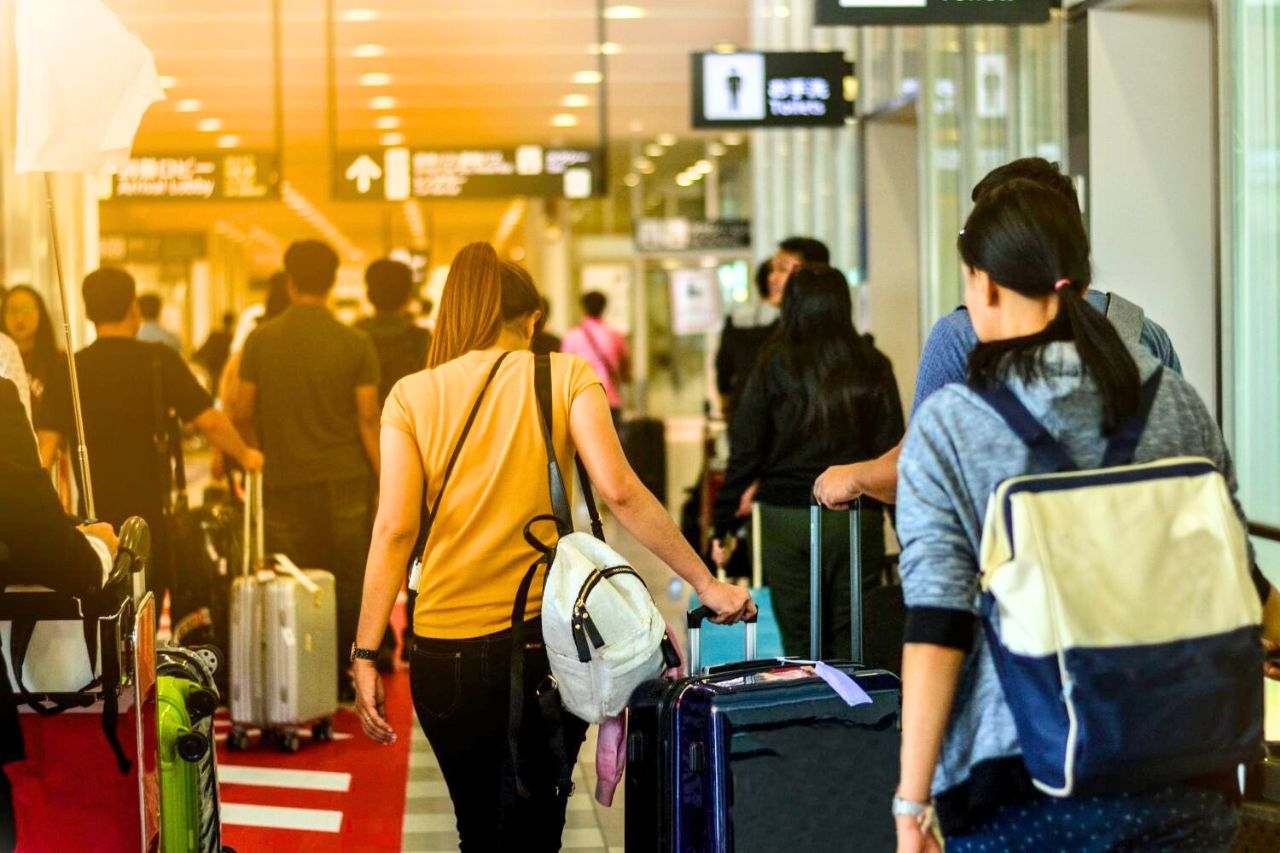 Touristes dans un aéroport
