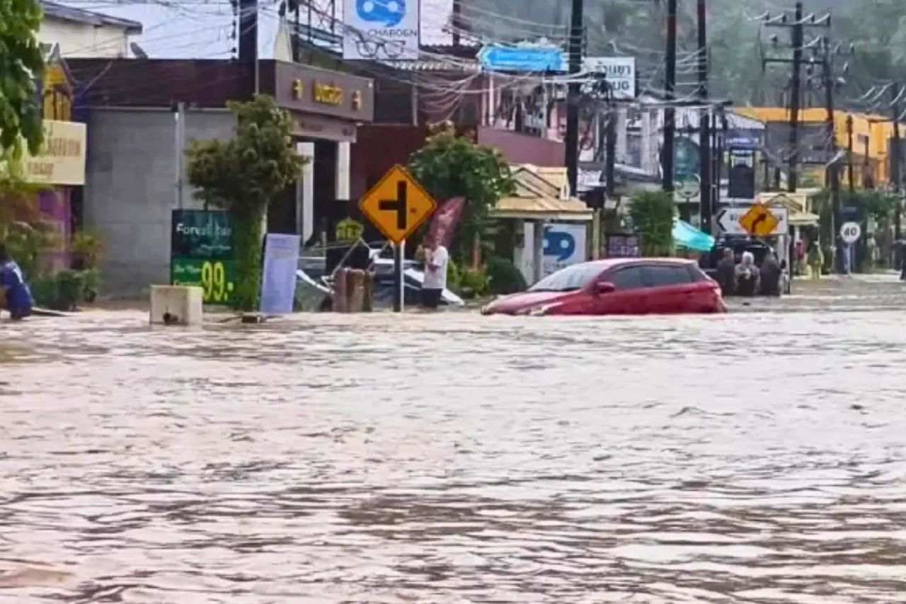 Panique à Khao Lak en Thaïlande : les touristes piégés par des inondations