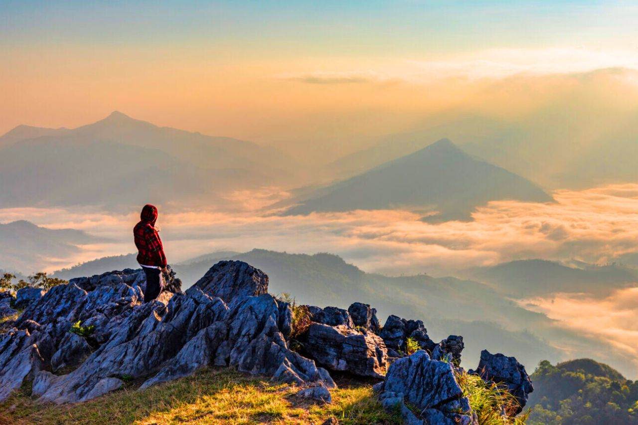 Randonneur au sommet de la montagne Doi Pha Mon Wiang Kaen à Chiang-Rai