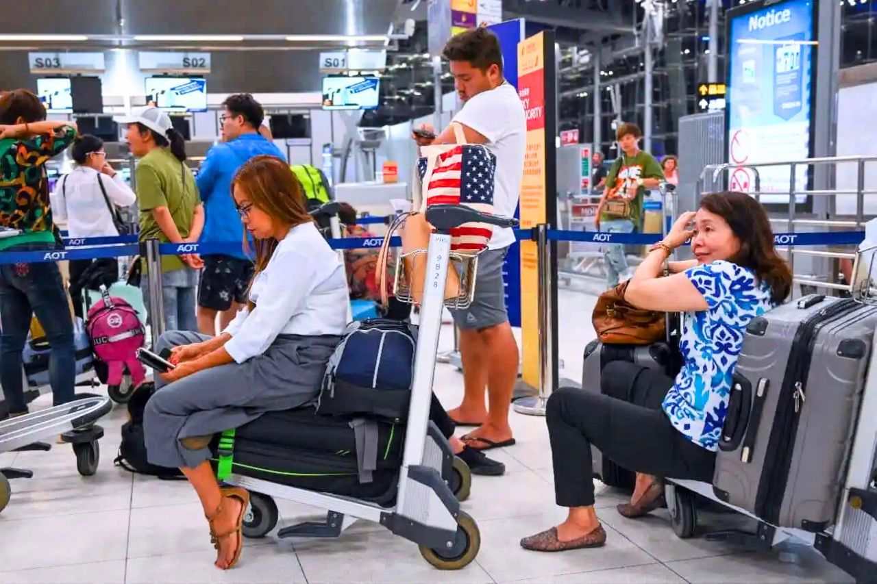 Passagers dans l'aéroport international de Suvarnabhumi