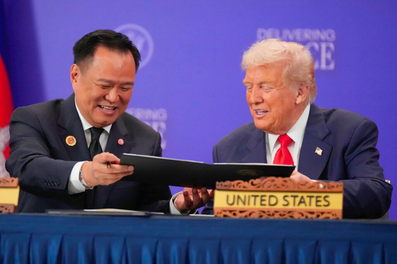 Donald Trump et le Premier ministre thaïlandais Anutin Charnvirakul échangent un document lors d’une cérémonie de signature en marge du sommet de l’ASEAN à Kuala Lumpur, le 26 octobre 2025.