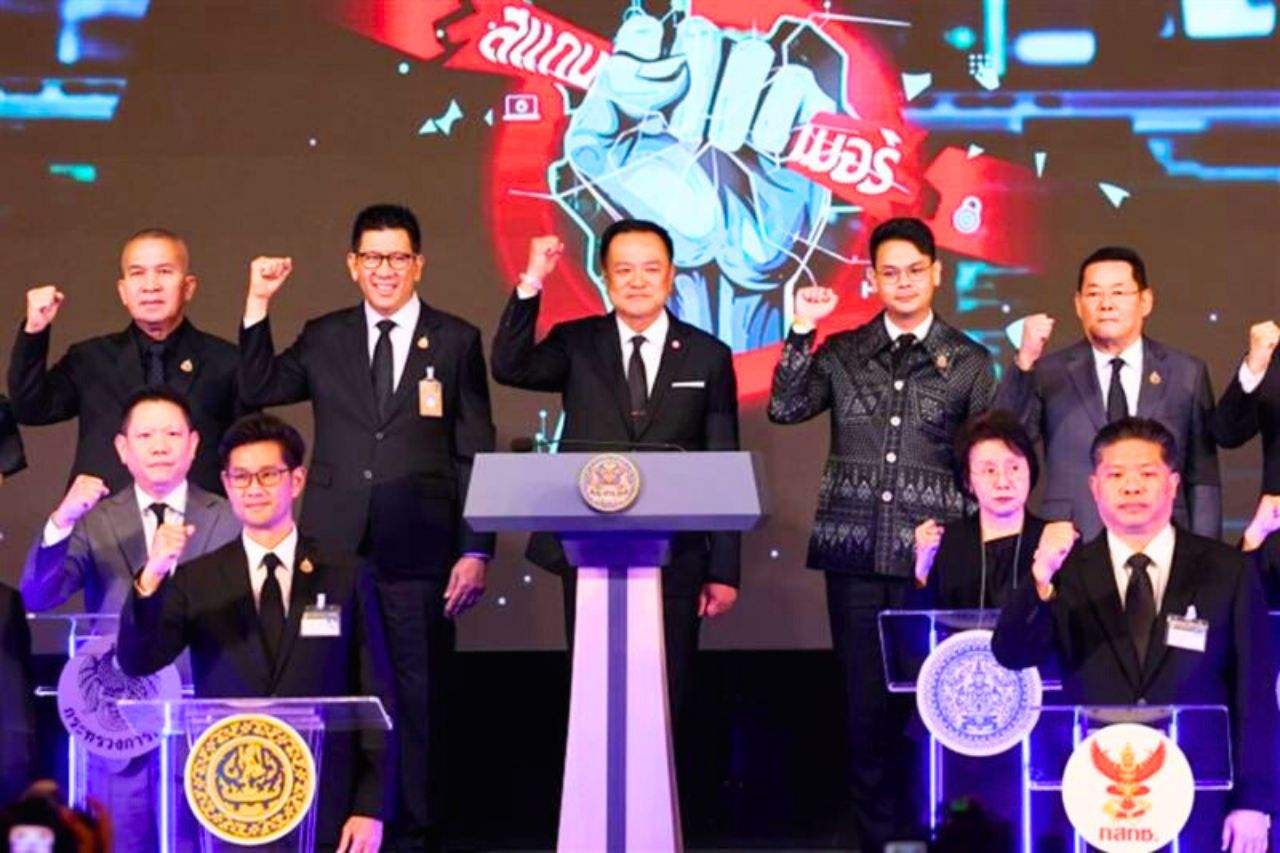 Anutin Charnvirakul durante una ceremonia sobre cooperación contra la ciberdelincuencia.