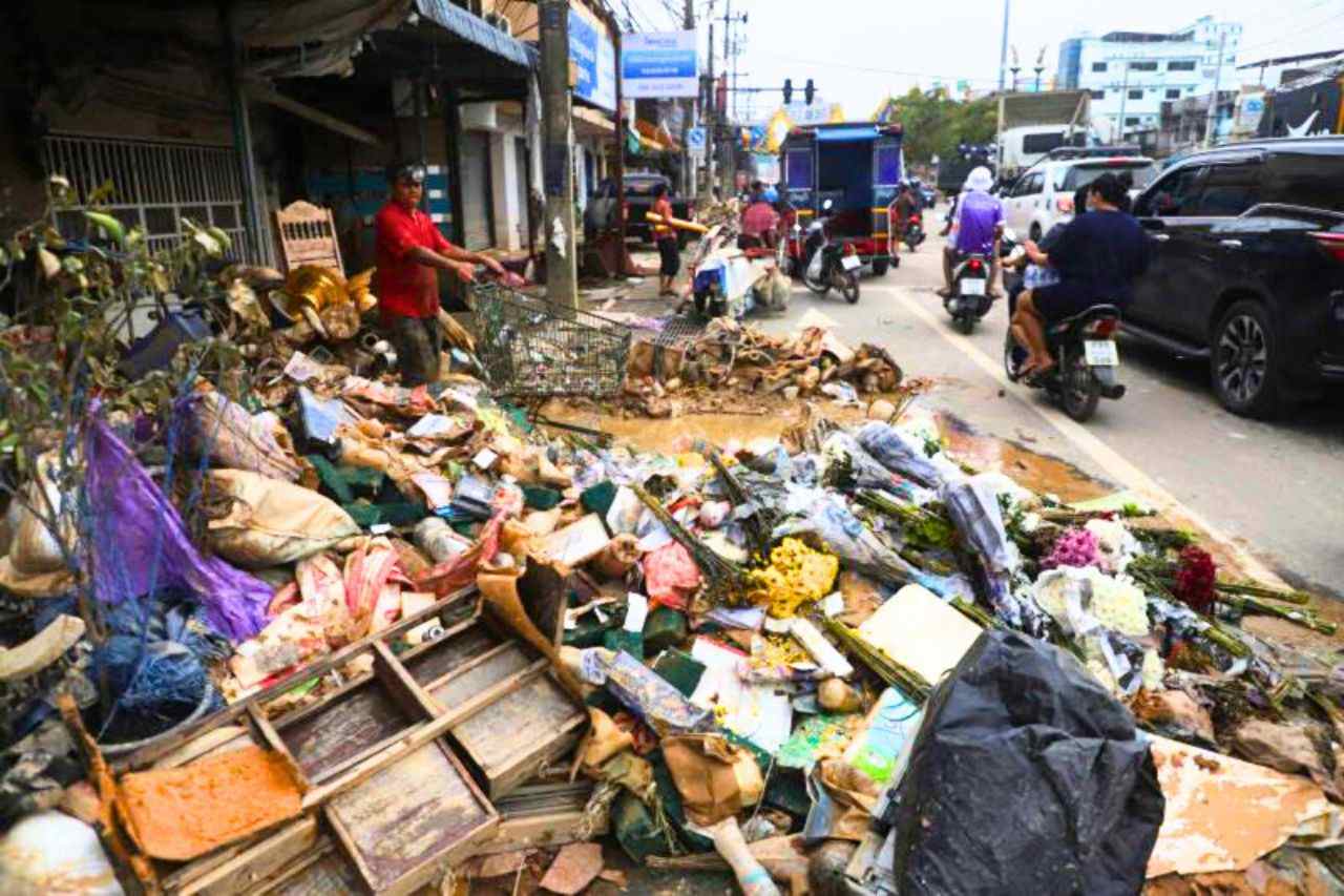 Des débris et des biens endommagés par les inondations s'entassent le long d'une route alors que les eaux se retirent dans la région de Hat Yai Nai, à Hat Yai, le vendredi 28 novembre 2025