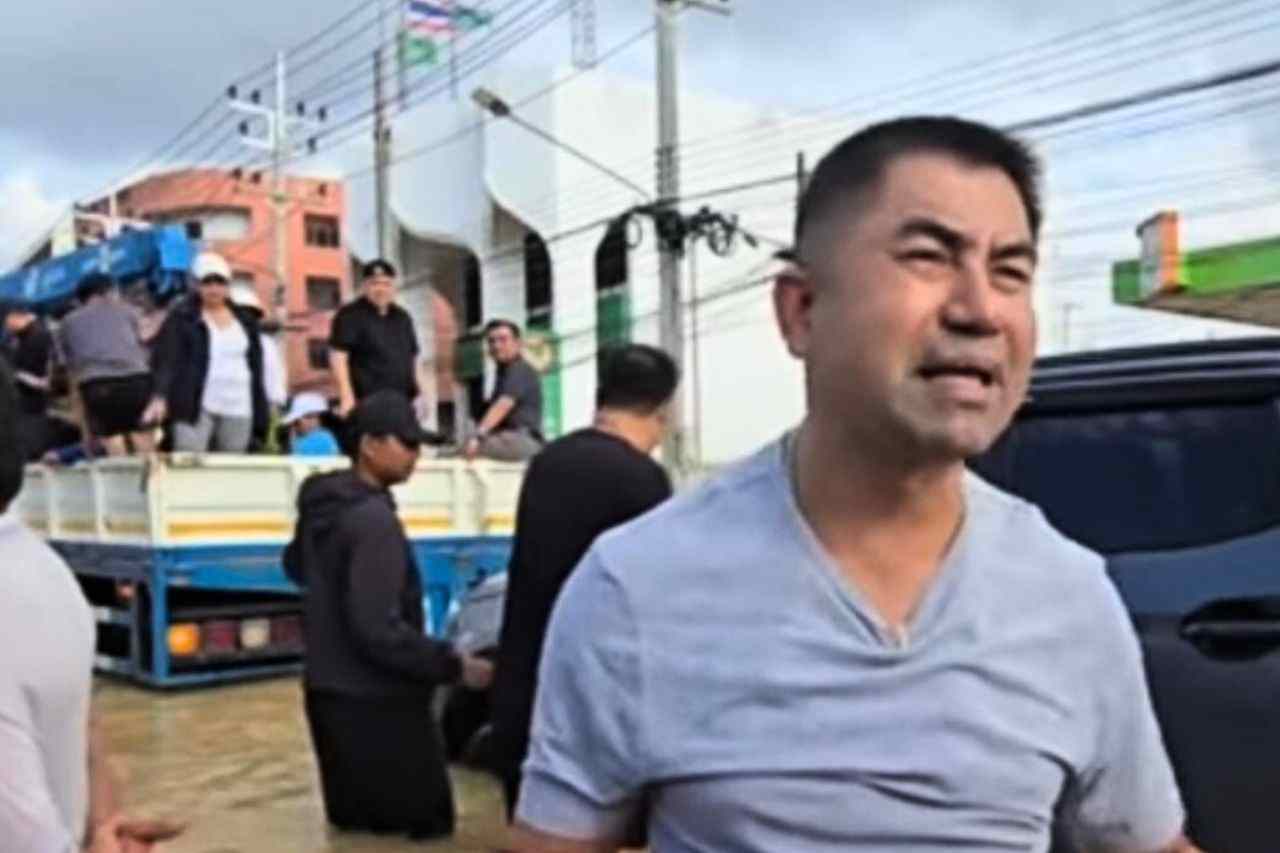 Surachate Hakparn, l'ancien chef adjoint de la police, se trouve à Hat Yai pour participer aux secours.