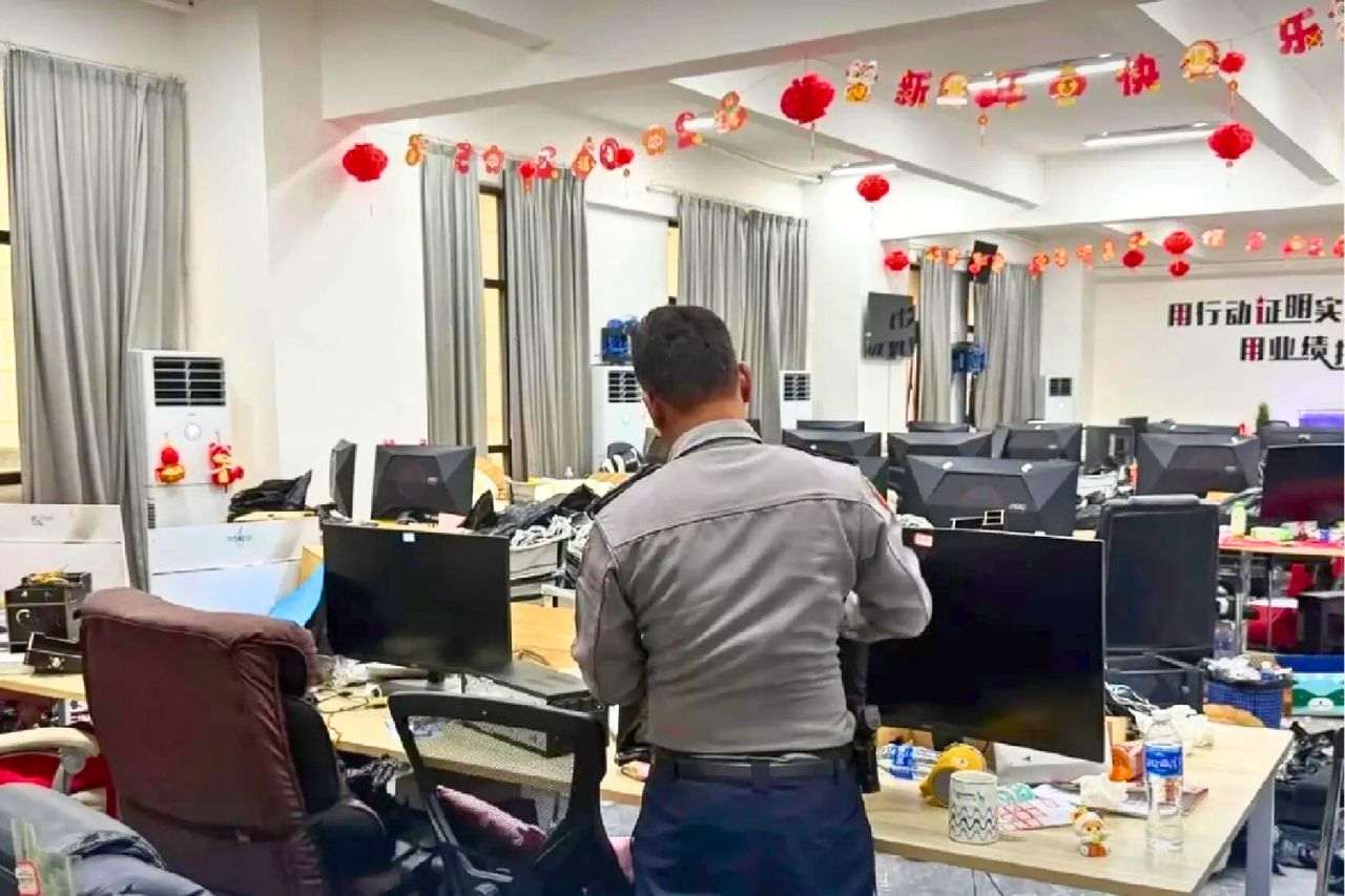 Matériel informatique trouvé dans le centre d'appel de Shwe Kokko.