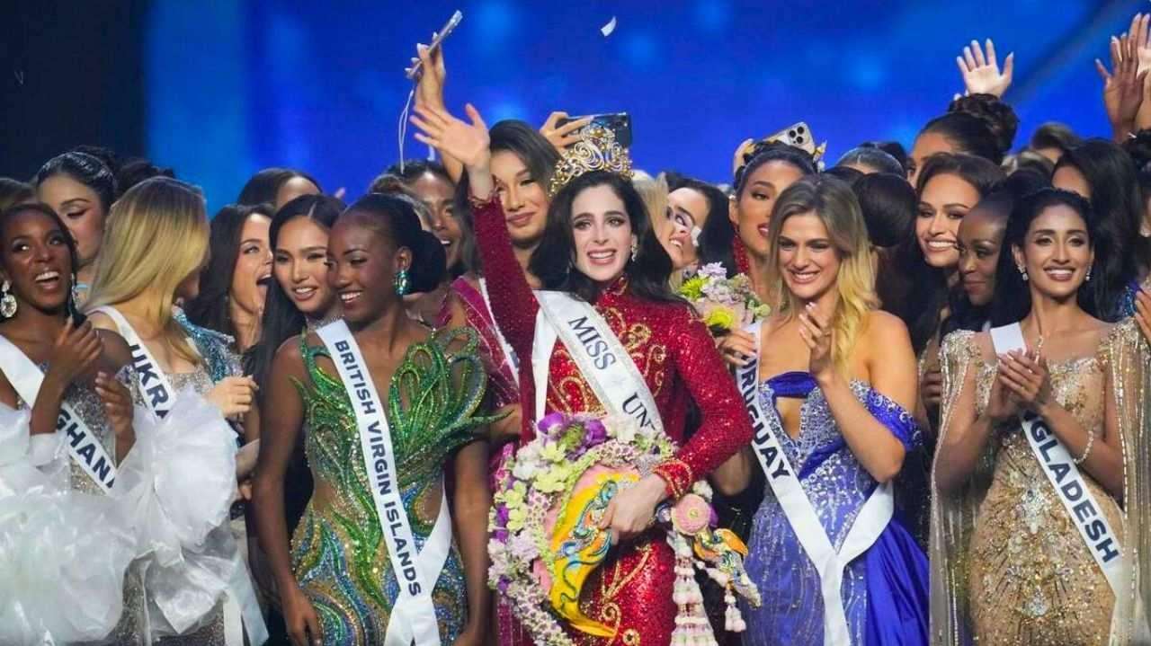 Miss México Fatima Bosch, en el centro, celebra su victoria en el concurso Miss Univers 2025 en Nonthaburi, al norte de Bangkok, Tailandia, el viernes 21 de noviembre de 2025.