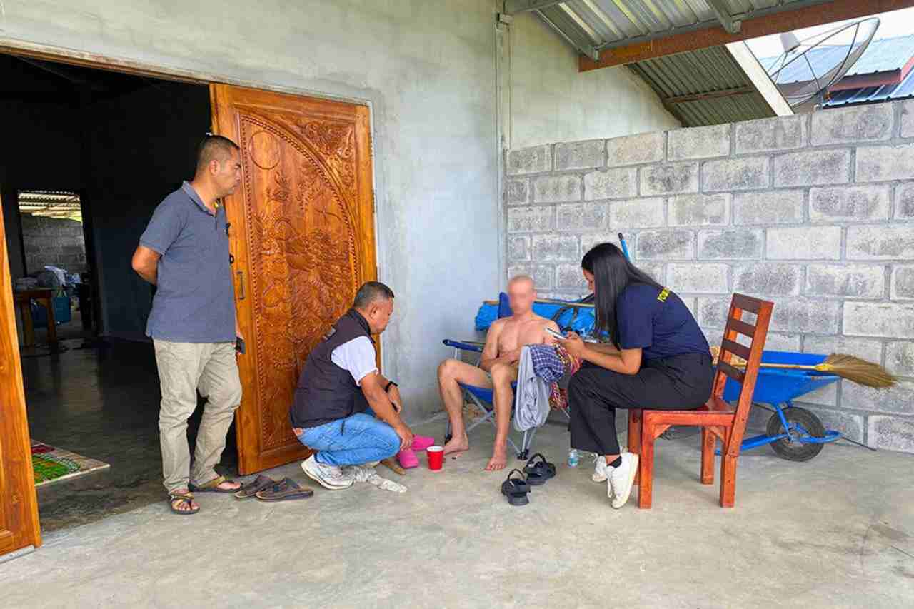La police interroge l’étranger à son domicile dans le quartier de Ban Suan Som, à Kamphaeng Phet, après l’incident du 16 novembre 2025.