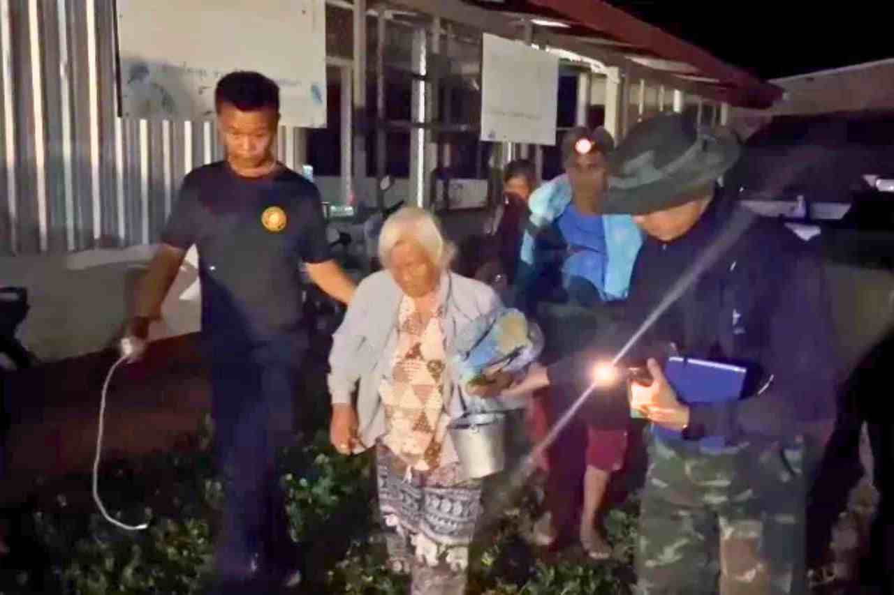 Évacuation de civils après une explosion à la frontière Thaïlande–Cambodge, le 12 novembre 2025