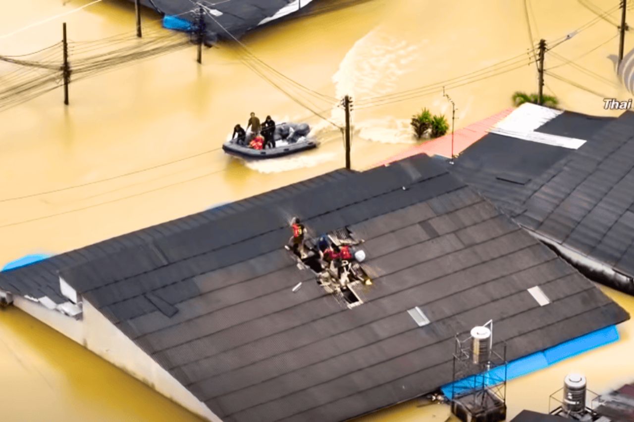 2025, l’année qui a fait vaciller la Thaïlande : séisme, scandales, guerre 7 Les sauveteurs s’occupent d'une famille de plusieurs personnes qui étaient bloquées sur le toit de leur maison à cause des inondations à Hat Yai en novembre 2025.