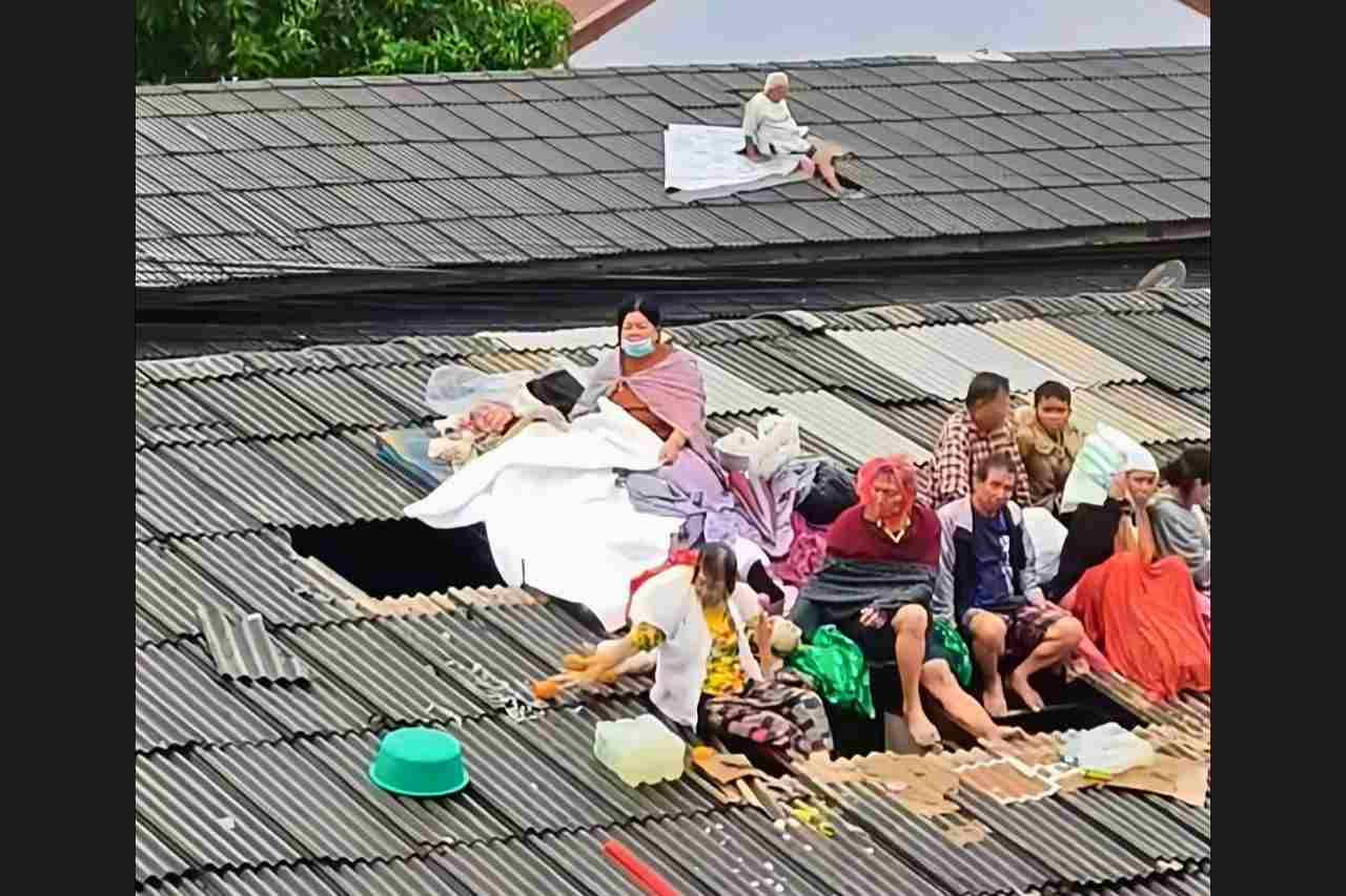 Famille réfugiée sur un toit à cause des inondations à Hat Yai. 