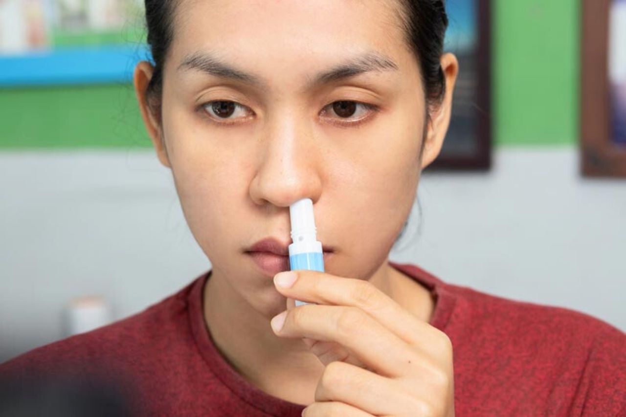 Thaïlandaise avec un inhalateur