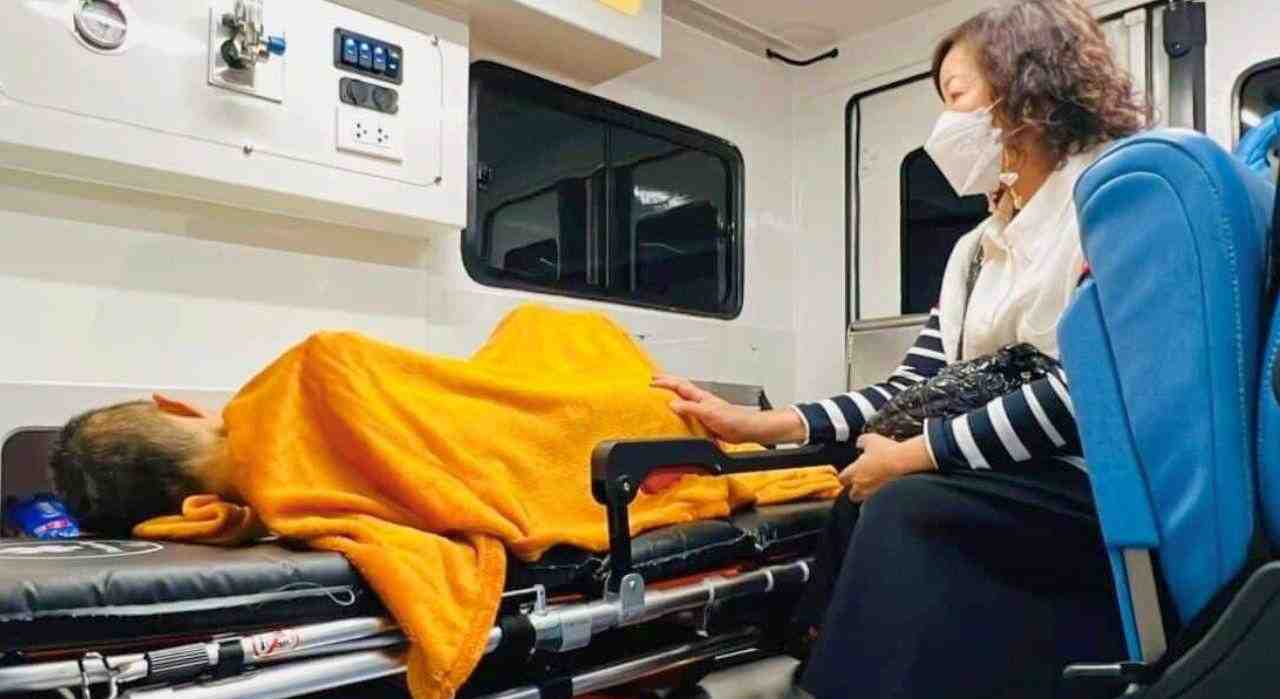 Une proche et des sauveteurs transportent d'urgence une femme âgée vers un hôpital après avoir découvert qu'elle était encore en vie quelques instants avant qu'elle ne soit incinérée dans un temple de Nonthaburi, le 23 novembre 2025.