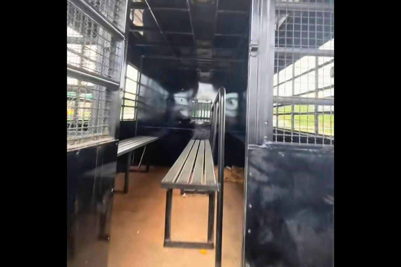 Fourgon de l’immigration thaïlandaise utilisé pour le transport de détenus