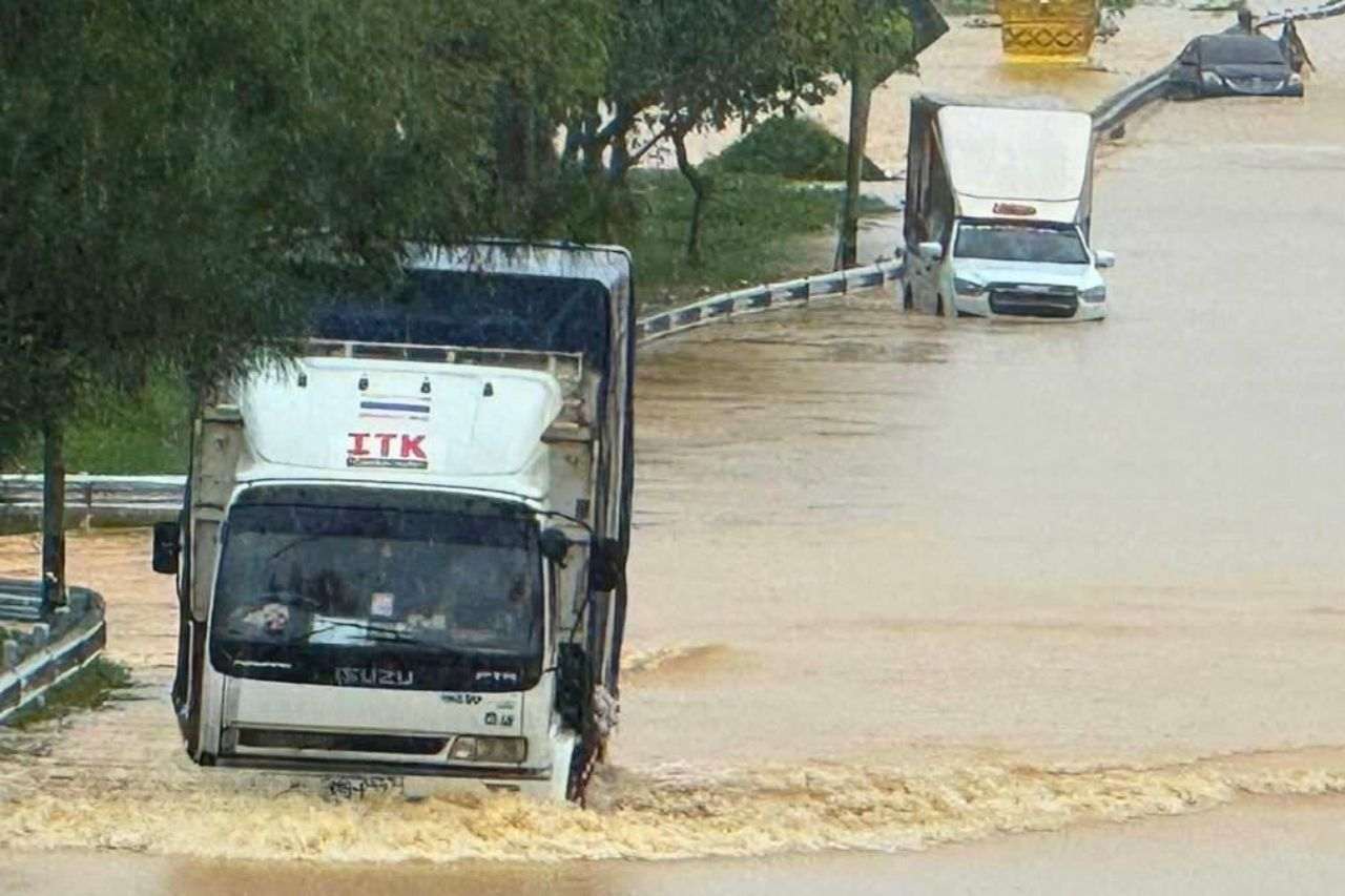 Routes inondées à Hat Yai en novembre 2025.