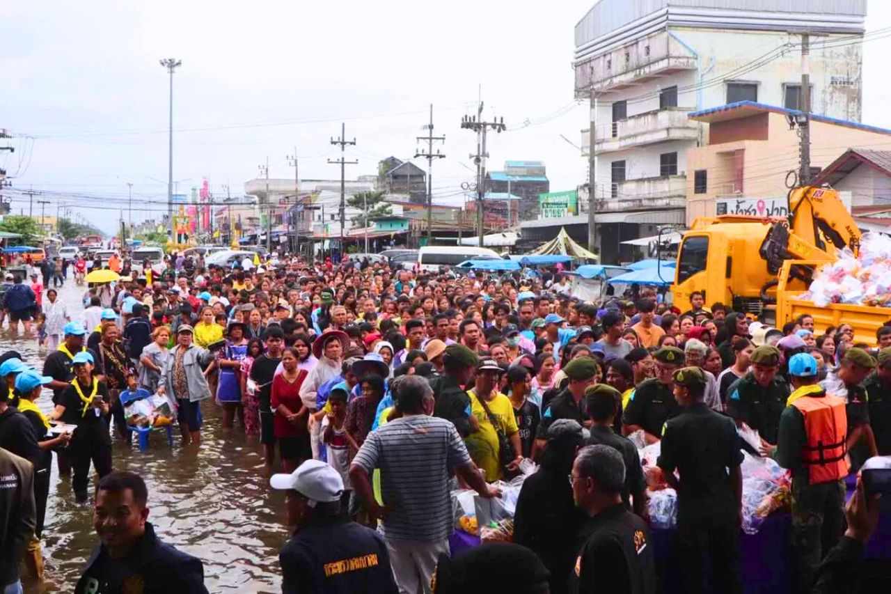 Les victimes des inondations reçoivent des provisions de la part des autorités du district de Pak Phanang, à Nakhon Si Thammarat, le samedi 22 novembre 2025. 