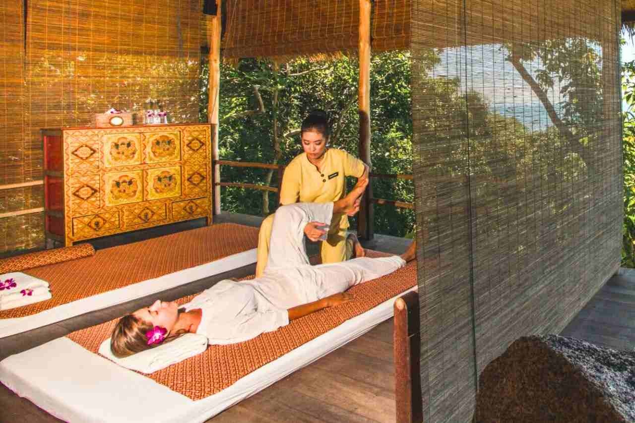 Les 5 Meilleurs Programmes Résidentiels de Santé Mentale en Thaïlande (2025) 6 Massage au centre de bien-être Kamalaya à Koh Samui.