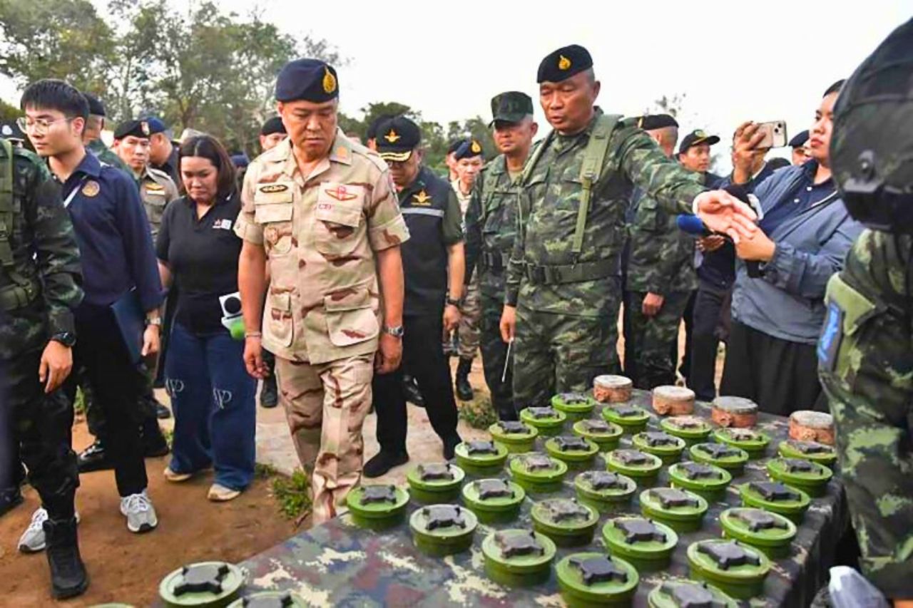 El primer ministro Anutin Charnvirakul inspecciona minas PMN-2 recientemente recuperadas mientras recibe un informe sobre la seguridad fronteriza en el 11º batallón de infantería en Phu Makua, distrito de Kantharalak, Si Sa Ket, en noviembre de 2025