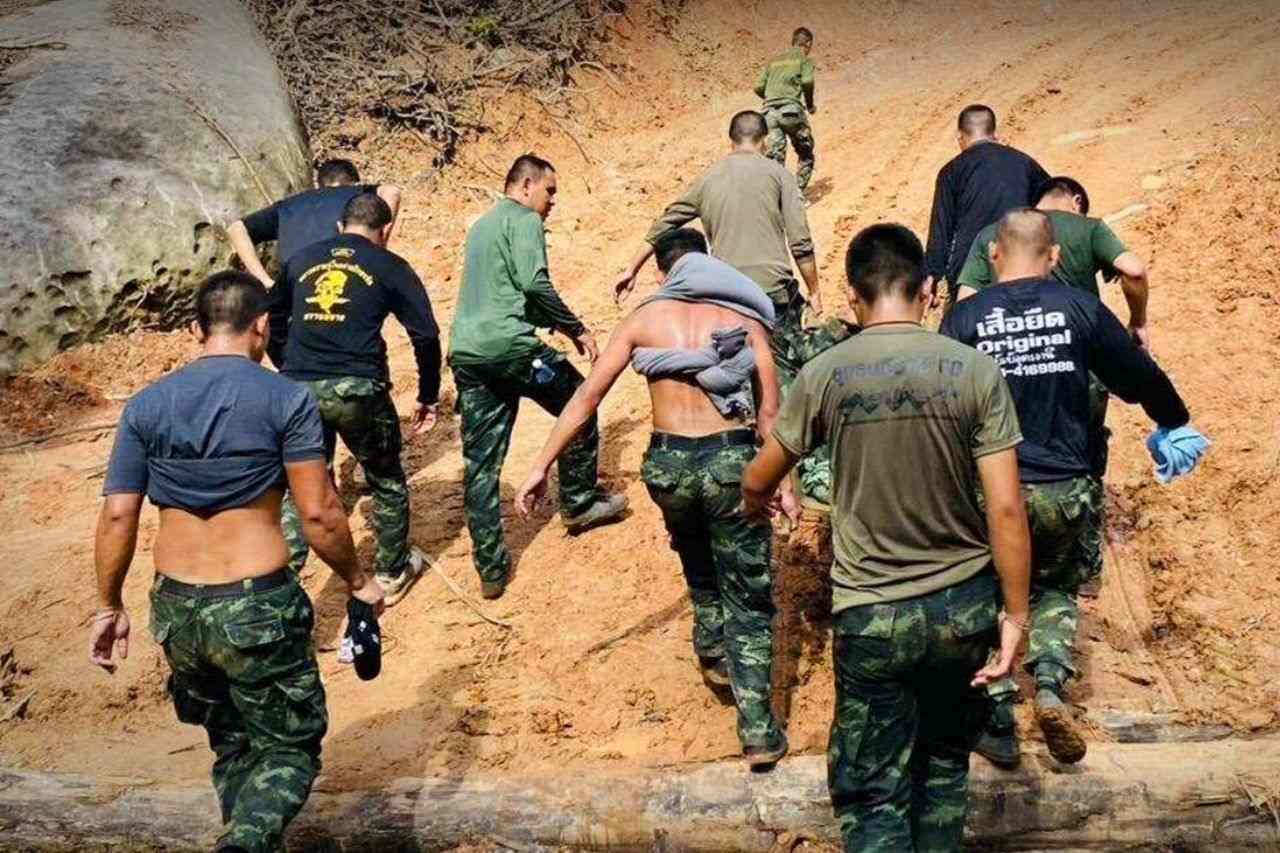 Soldados tailandeses evacuan a un soldado herido por una mina cerca de la frontera camboyana.