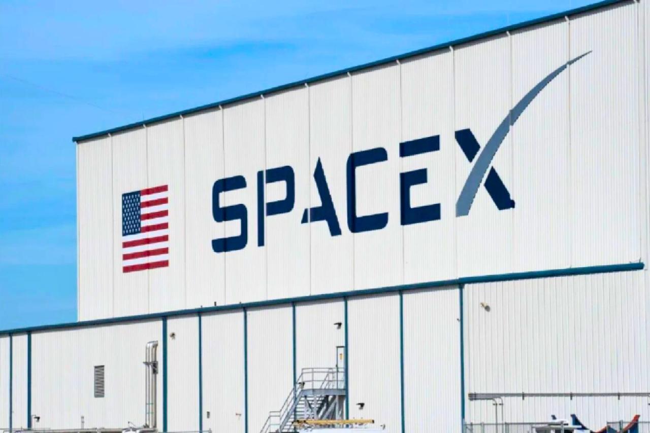 El hangar de SpaceX cerca de la plataforma de lanzamiento 39-A en el Centro Espacial Kennedy en Florida. 