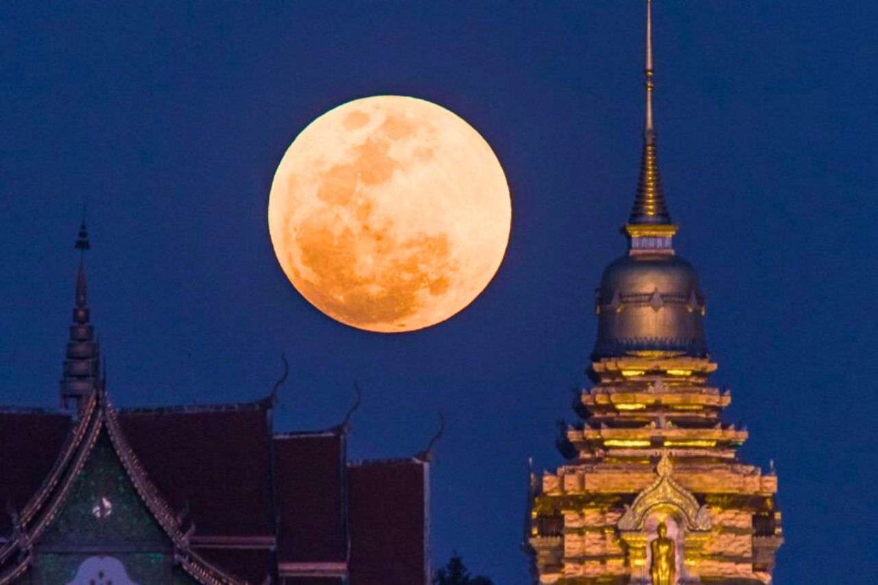 Thailand: a super moon will light up the magical night of Loy Krathong 4 Supermoon above a temple in Thailand