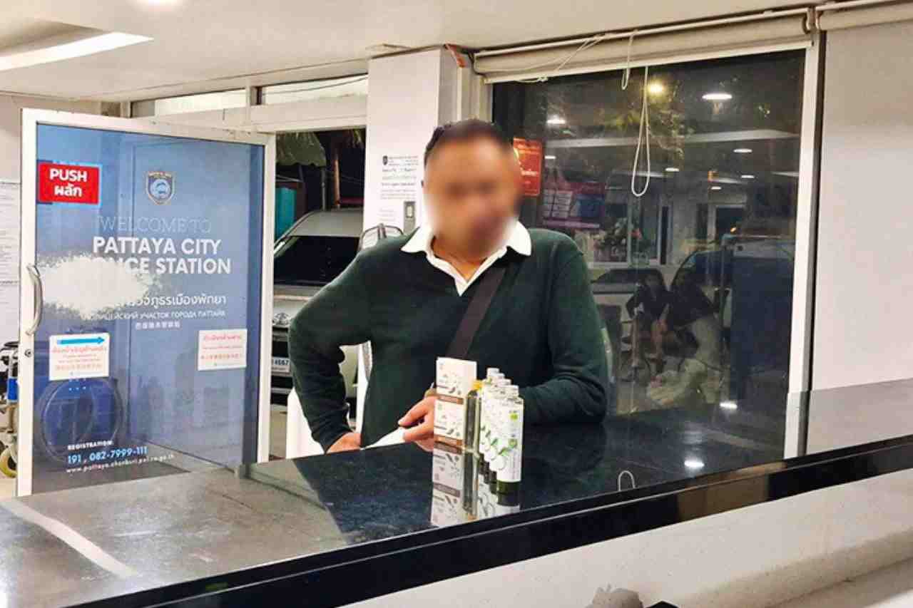 Touriste allemand Nadir Altaf déposant plainte à la police municipale de Pattaya après avoir été facturé 4 000 € au lieu de 4 000 bahts