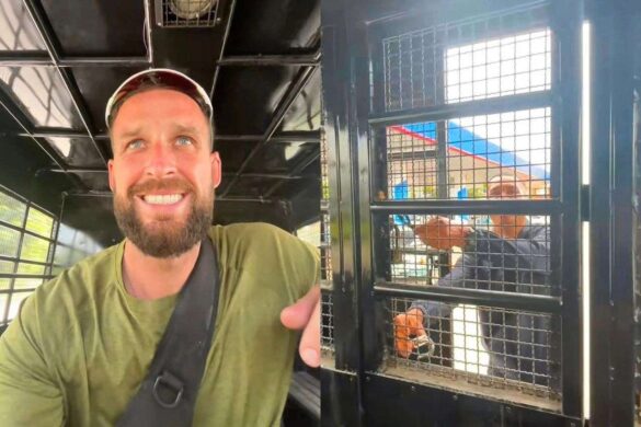 Il fait du stop en Thaïlande et se retrouve dans un fourgon de l’immigration