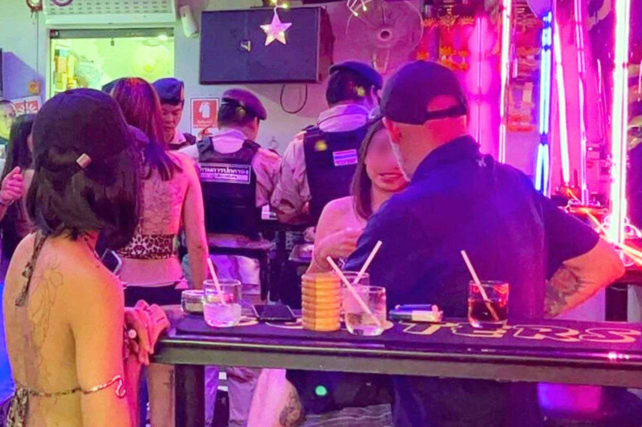 Touristes, accompagnatrices et policiers dans une boite de nuit de Pattaya.