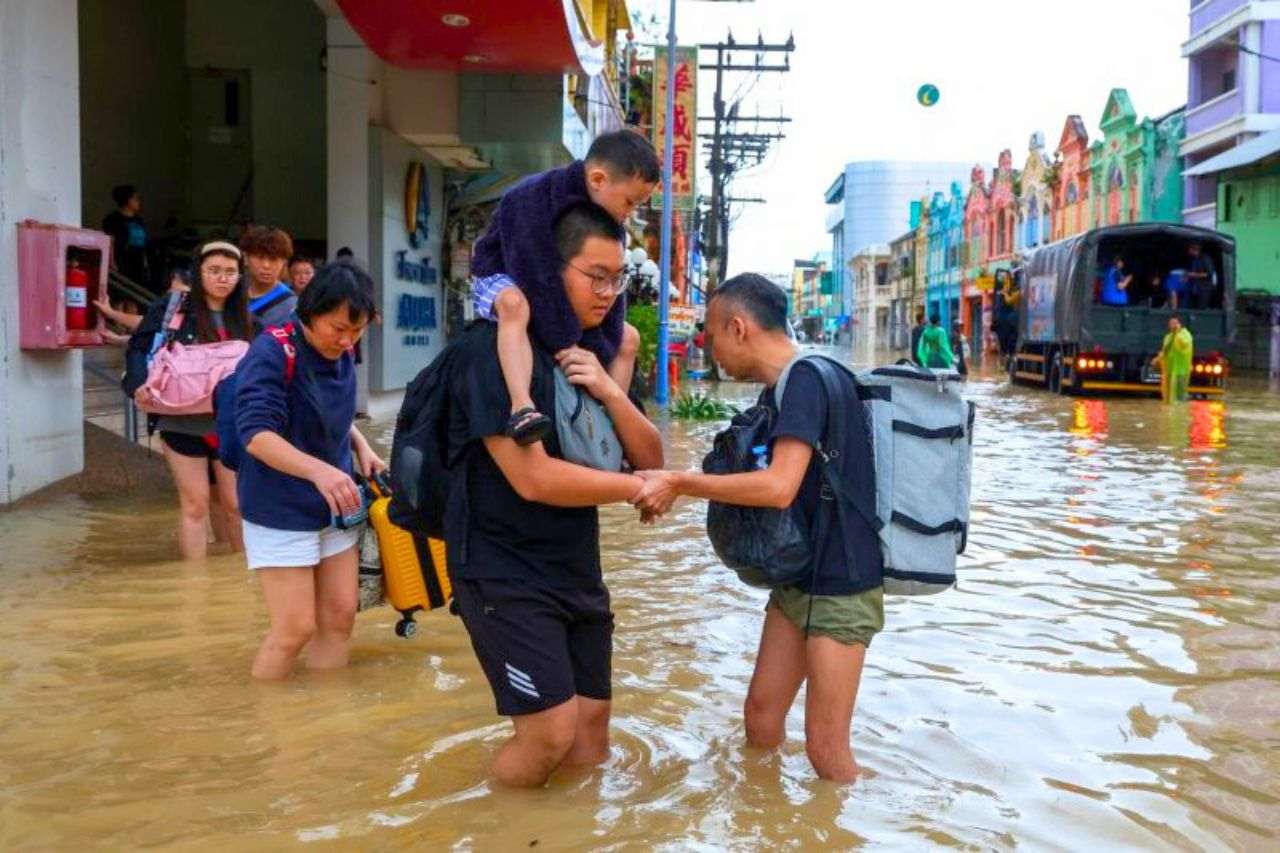 Chute du tourisme en Thaïlande : 32 millions de visiteurs seulement en 2025 4 Des touristes se déplacent dans une zone inondée à Hat Yai le dimanche 23 novembre 2025.