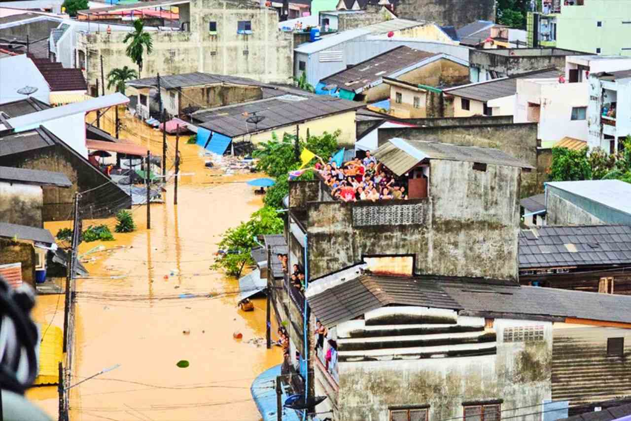 Les victimes des inondations se rassemblent sur les toits en attendant les secours dans le district de Hat Yai, province de Songkhla, le 26 novembre 2025