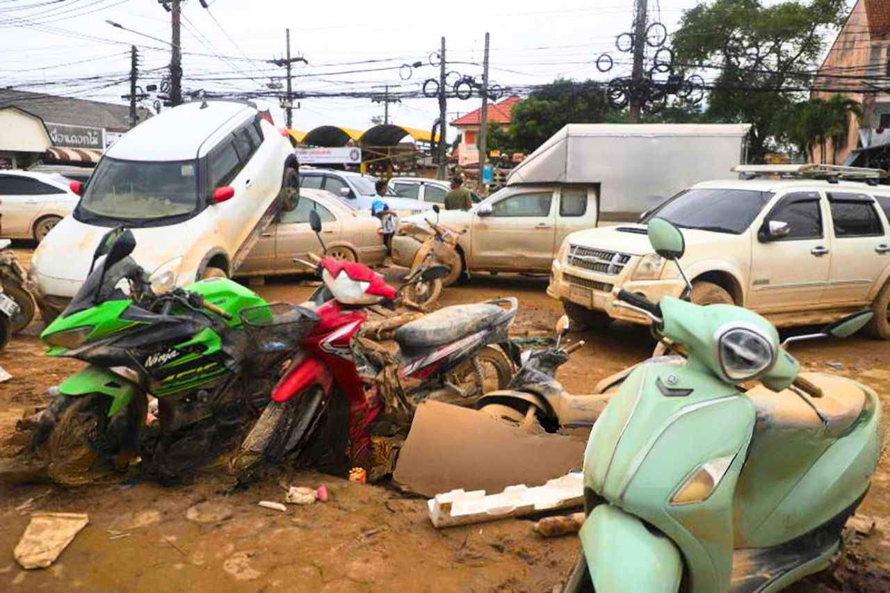De nombreux véhicules à Hat Yai Nai ont été endommagés par les inondations