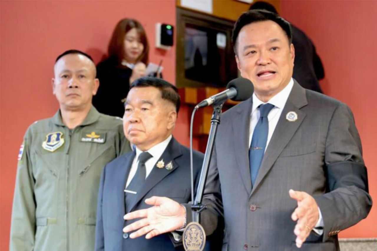 Thailand and Cambodia agree in principle on a ceasefire 4 Prime Minister Anutin Charnvirakul said the National Security Council had authorized Defense Minister General Nattaphon Narkphanit (center) to sign a joint statement between Thailand and Cambodia approving a ceasefire on Saturday in Chanthaburi