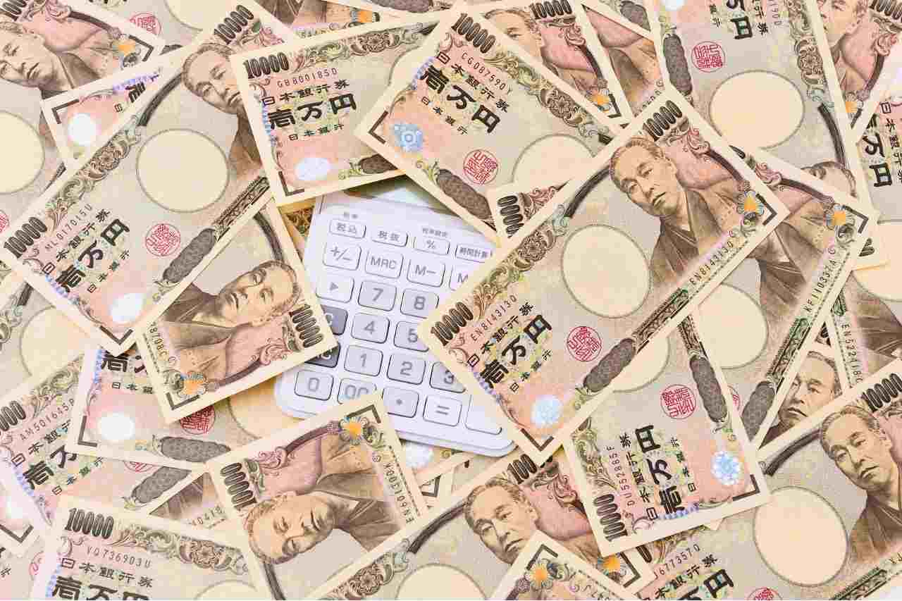 Japanese yen bills and calculator