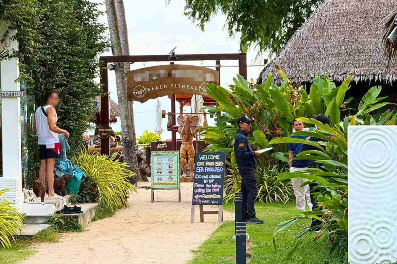Thaïlande : un Français arrêté pour avoir exploité un hôtel de luxe illégal 4 La police thaïlandaise inspecte un complexe touristique sans licence lors d'une descente sur l'île de Koh Phangan, dans la province de Surat Thani, au sud de la Thaïlande, le 14 décembre 2025
