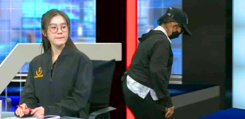 La femme de ménage à droite quitte le plateau télé pour être interrogée par les policiers