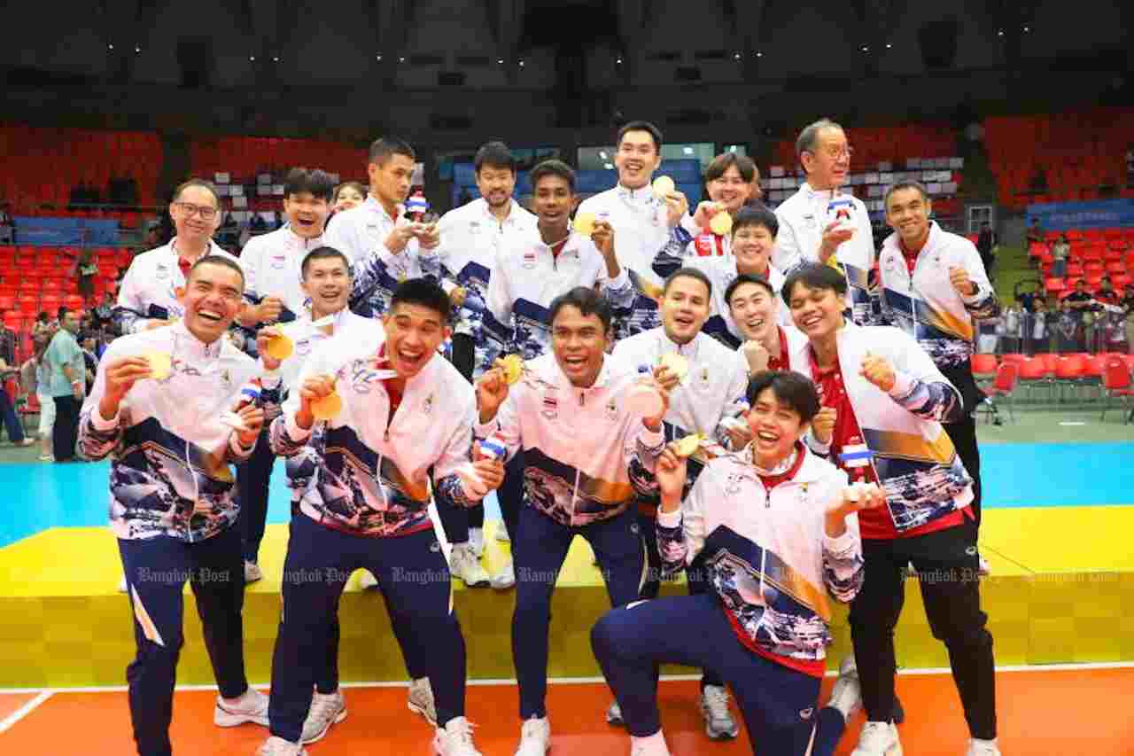 Les joueurs de volley-ball masculins thaïlandais posent avec leurs médailles d’or sur le podium