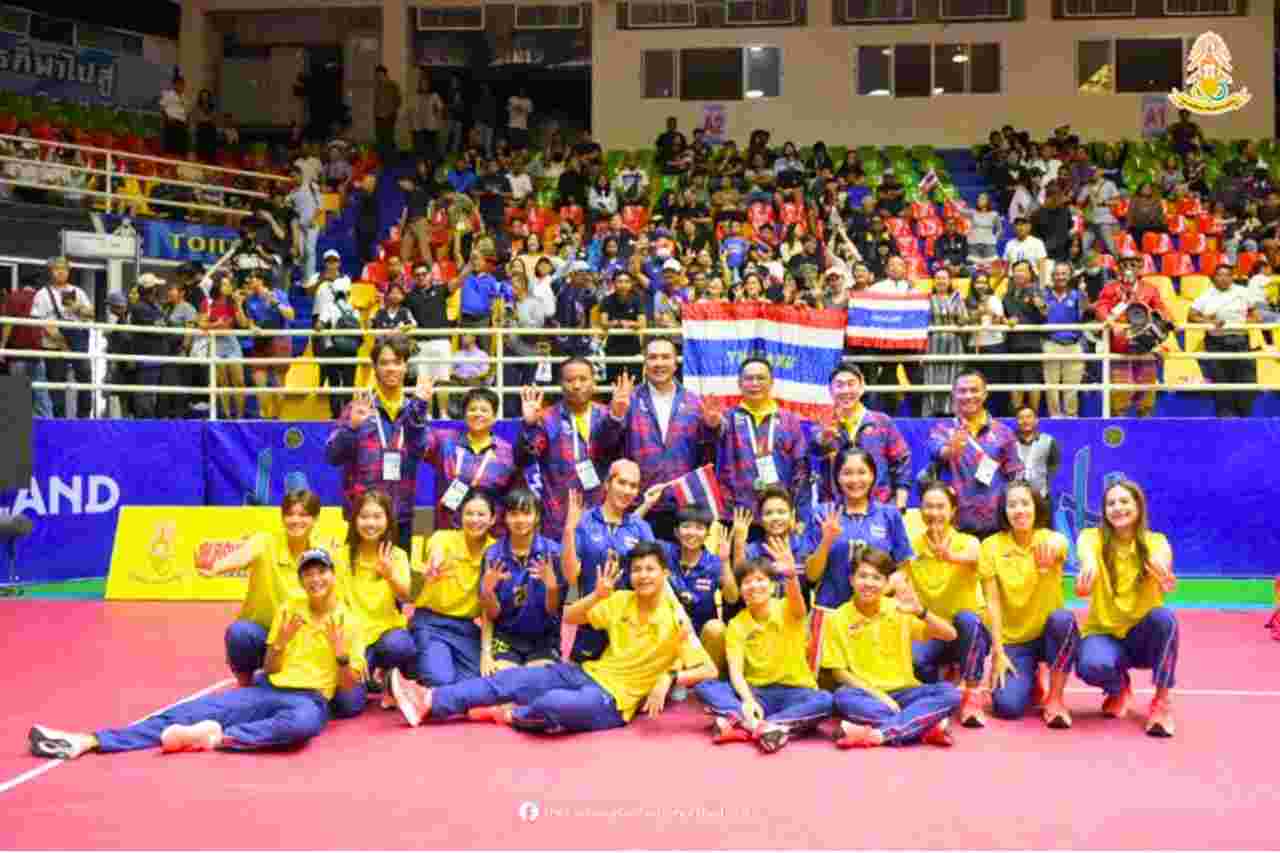 Les joueuses de sepak takraw et les responsables de l'équipe célèbrent leur victoire.