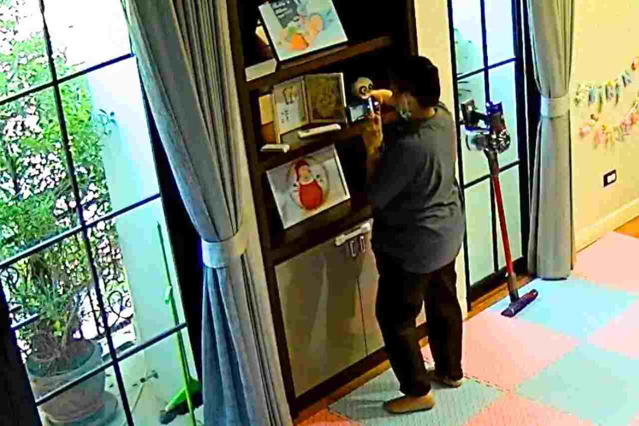 La femme de ménage filmée par une caméra de surveillance en train de prendre des photos de la maison