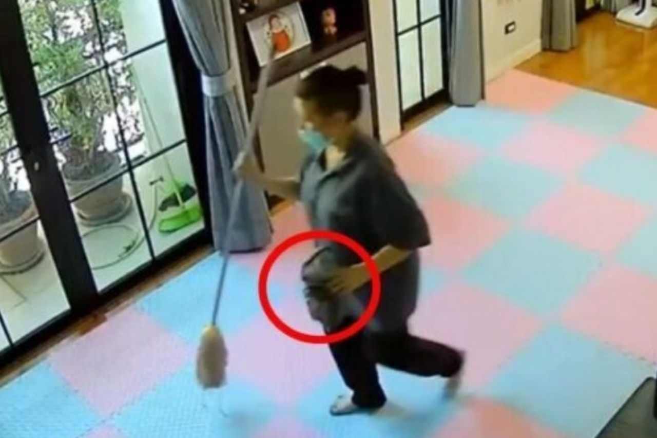 Photo tirée d'une caméra de surveillance montrant la femme de ménage avec le pulvérisateur contenant du désinfectant.