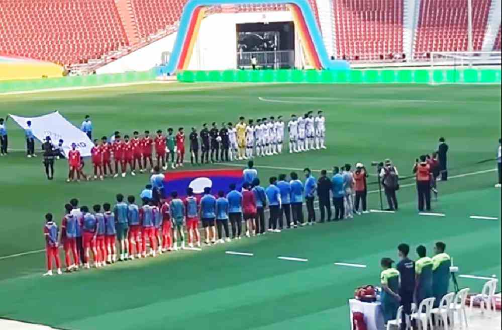 Les joueurs vietnamiens et laotiens chantent leurs hymnes nationaux au stade Rajamangala de Bangkok, après le départ des techniciens du son, le 3 décembre 2025
