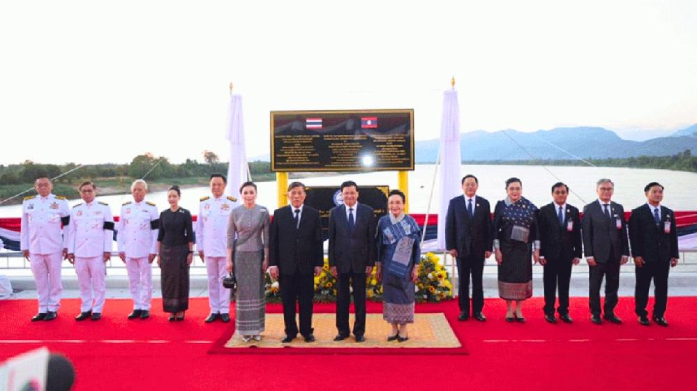 Le président Thongloun Sisoulith (au centre, à droite) et Sa Majesté le roi Maha Vajiralongkorn Phra Vajiraklaochaoyuhua (au centre, à gauche) ont assisté à la cérémonie d'inauguration du cinquième pont de l'amitié lao-thaïlandais