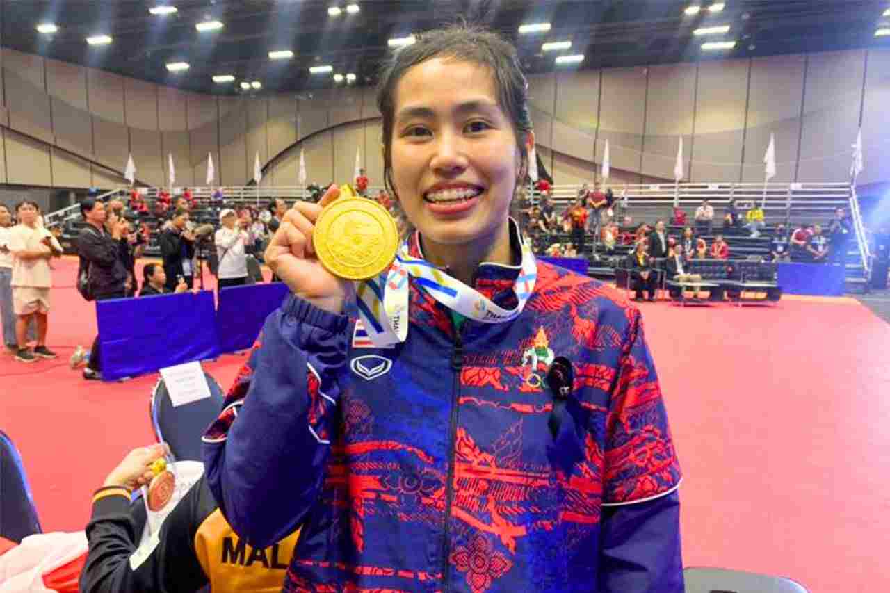 La joueuse de tennis de table Suthasini Sawettabut pose avec sa médaille d'or
