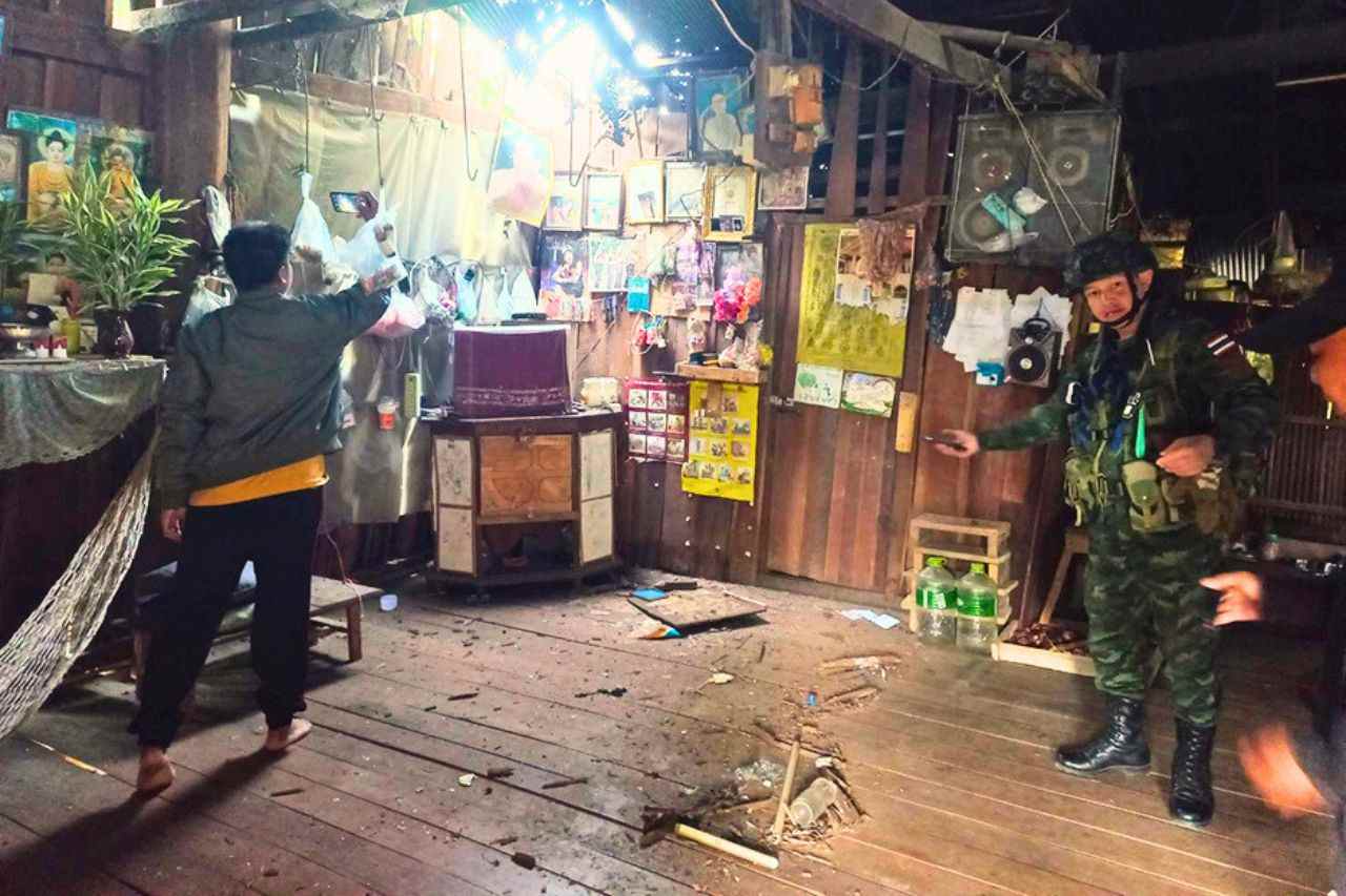Le propriétaire d'une maison du village de Mae Kon Ken, dans le district de Mae Sot en Thaïlande, montre les dégâts causés par des tirs de mortier perdus lors des violents combats qui ont eu lieu de l'autre côté de la frontière, en Birmanie, le 1er décembre 2025