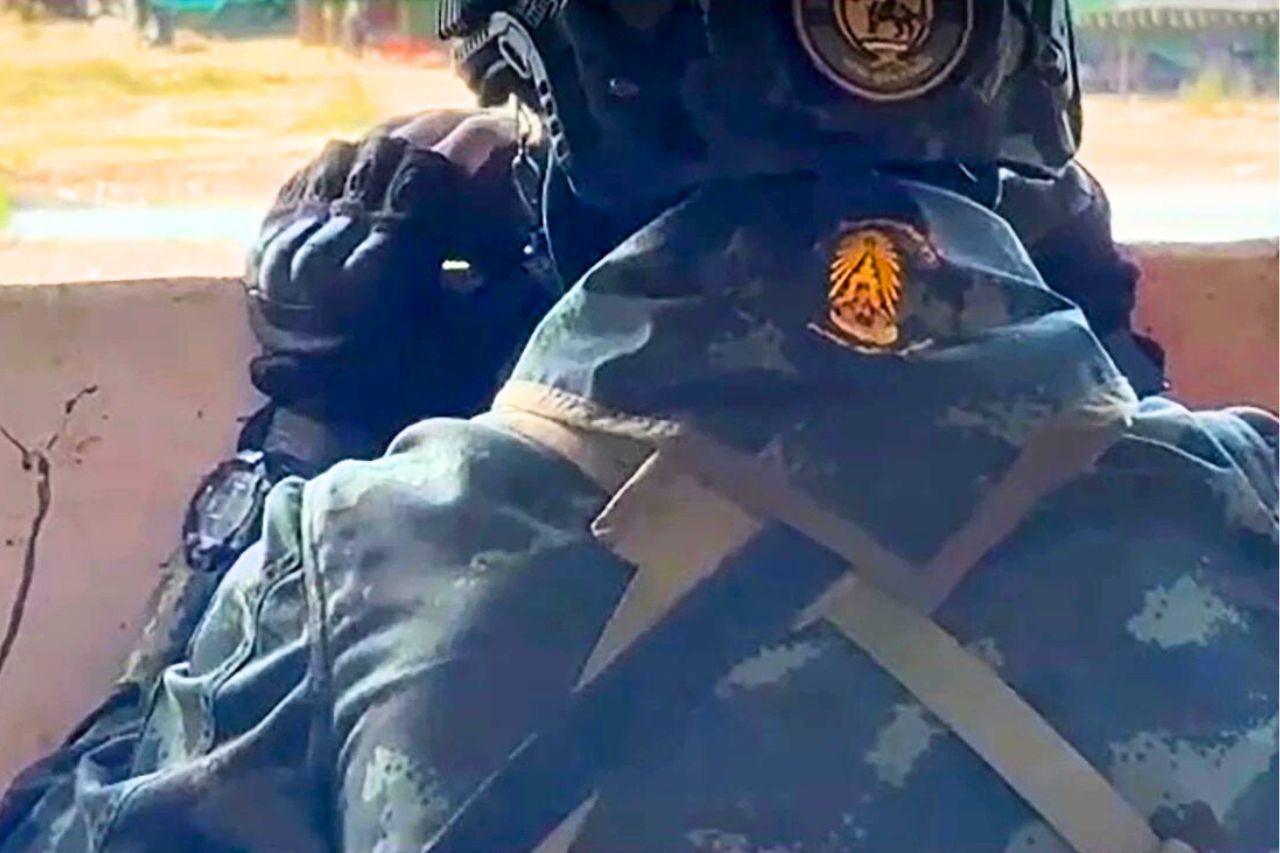 Un militaire thaïlandais surveille la frontière birmane