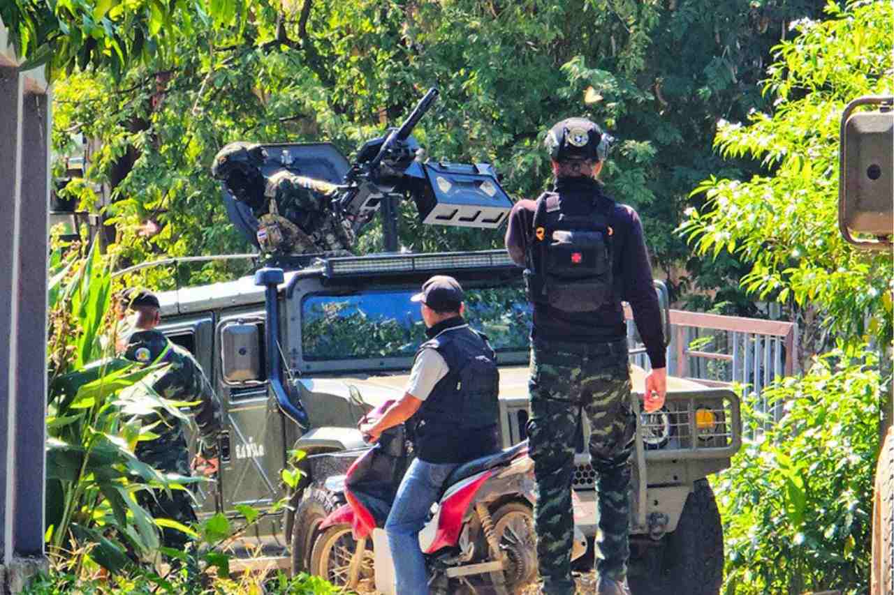 Les forces de sécurité thaïlandaises se déploient le long de la frontière entre la Thaïlande et la Birmanie, dans le district de Mae Sot, province de Tak, le 5 décembre 2025
