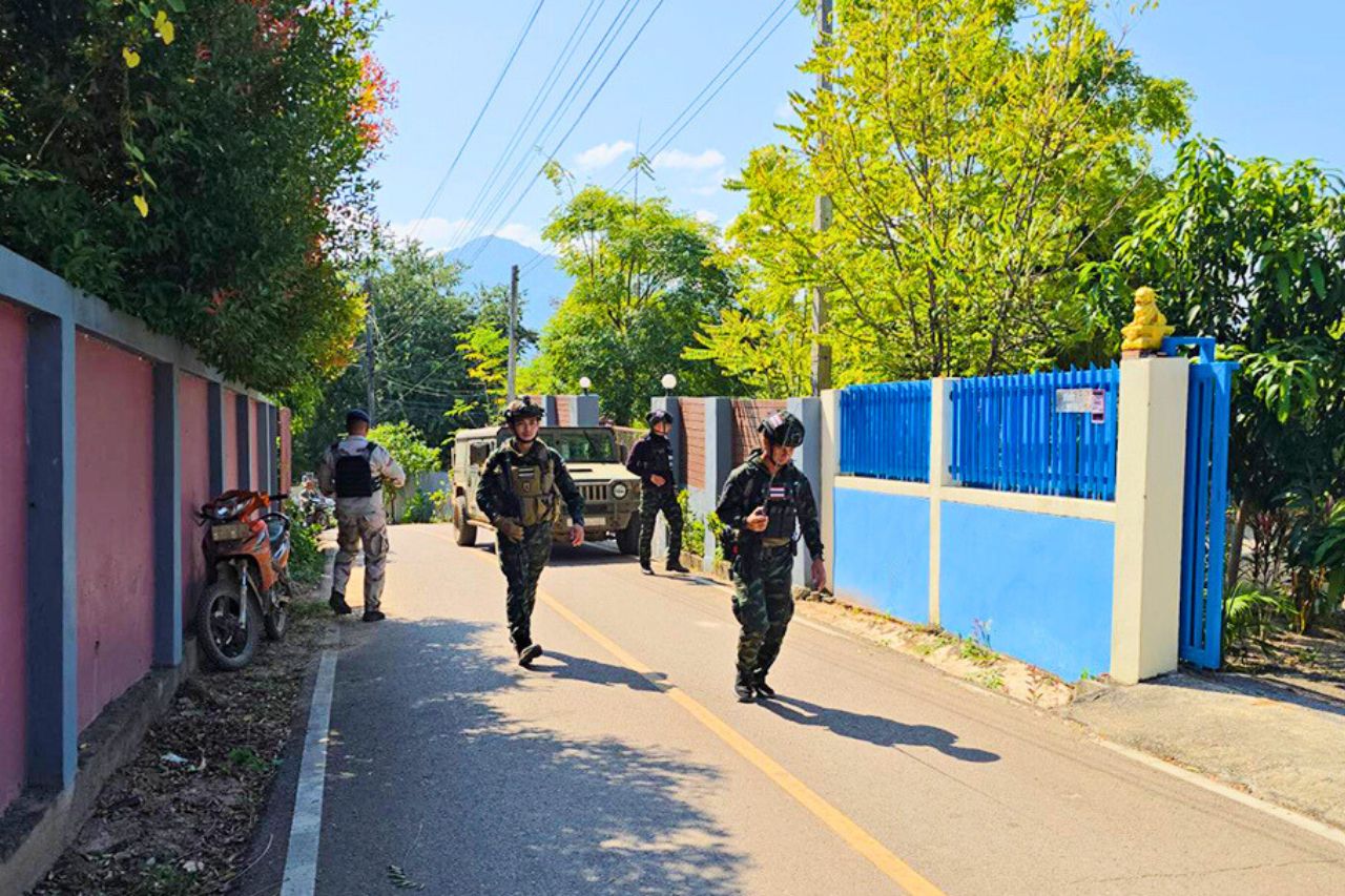 Les forces de sécurité thaïlandaises inspectent une maison dans le village de Mae Kon Ken dans le district de Mae Sot à Tak, qui a été touchée par un obus provenant de Birmanie le 5 décembre 2025