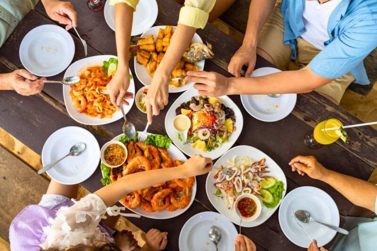 Les grandes tendances du tourisme en Thaïlande pour 2026 6 Personnes autour de plats thaïlandais