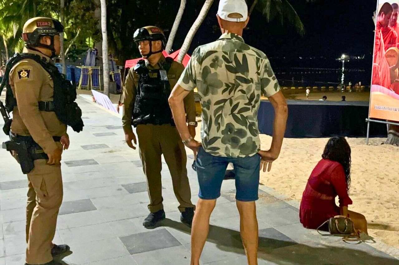Police officers with the Danish tourist and the Thai woman on Jomtien beach in Pattaya
