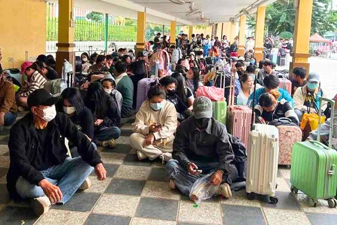 Thai nationals returning from Poipet, Cambodia, wait to pass through reception and inspection procedures at the Khlong Luek border checkpoint, in Aranyaprathet district, Sa Kaeo, on December 11