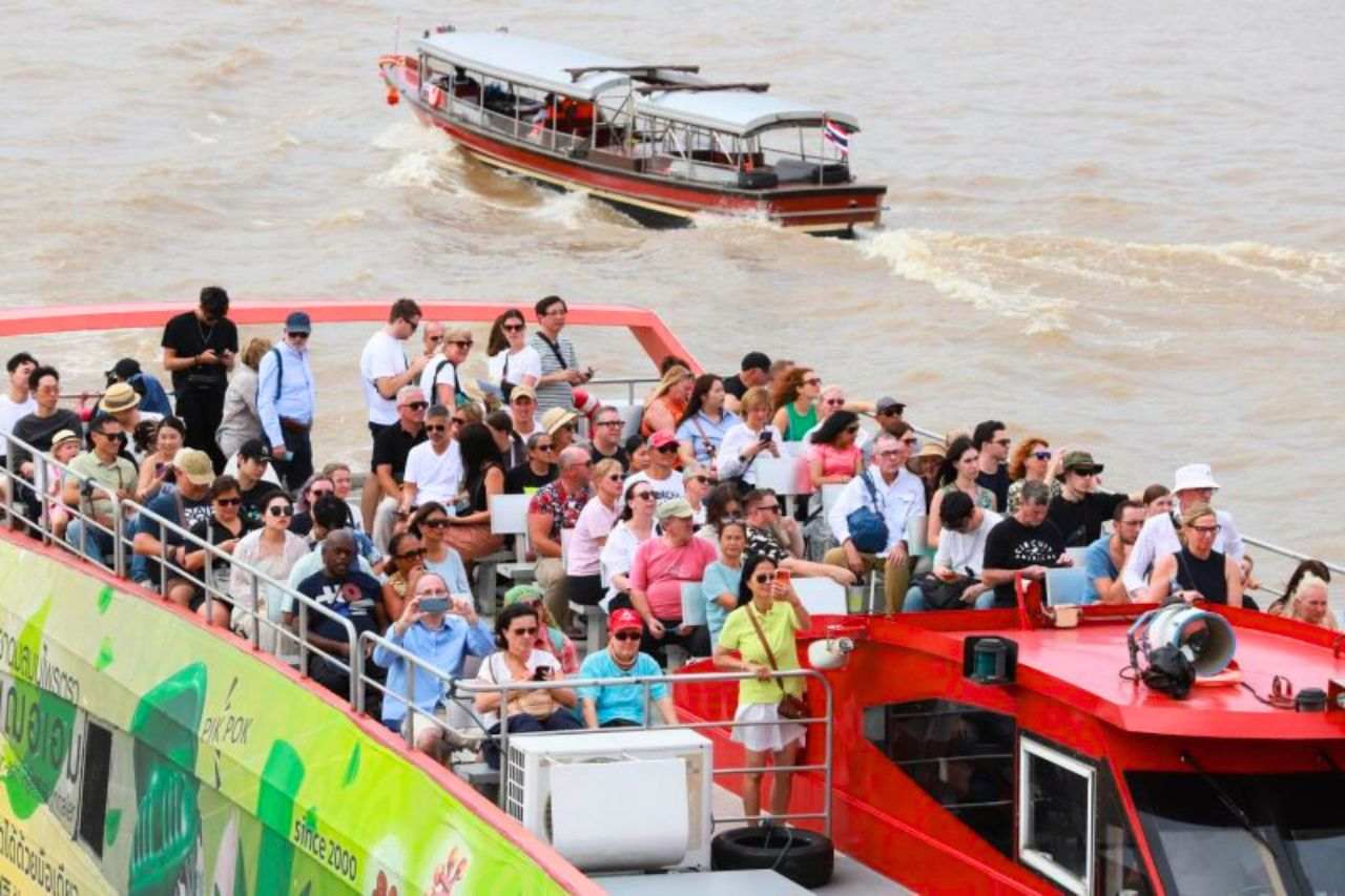 Tourisme en Thaïlande : les Chinois restent les voyageurs les plus dépensiers 5 Les touristes profitent d'une croisière sur le fleuve Chao Phraya